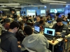 Participantes del evento IOT Village- Hacker Lab Series trabajando en sus programaciones