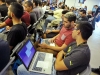 Participantes del evento IOT Village- Hacker Lab Series trabajando en sus programaciones