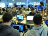 Participantes del evento IOT Village- Hacker Lab Series trabajando en sus programaciones