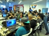 Participantes del evento IOT Village- Hacker Lab Series trabajando en sus programaciones