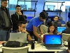 Participantes del evento IOT Village- Hacker Lab Series trabajando en sus programaciones