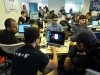 Participantes del evento IOT Village- Hacker Lab Series trabajando en sus programaciones