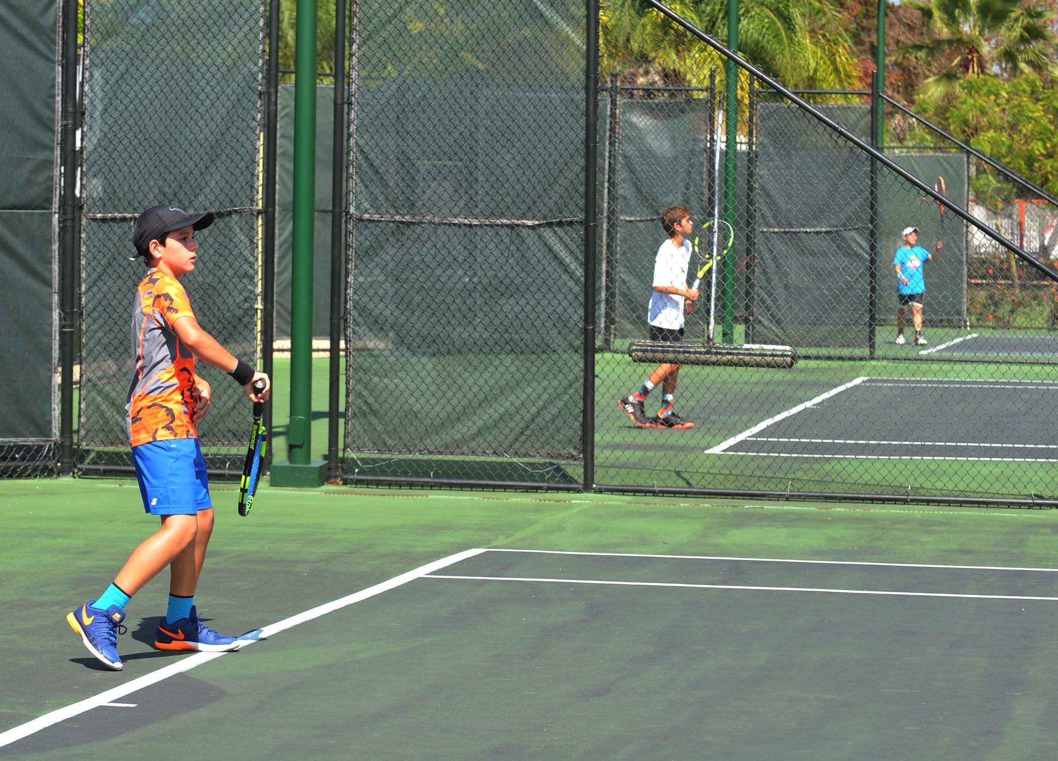 Participante en acción en el Junior Open de Tenis #2
