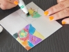Participante del taller realizando su obra