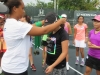 Staff haciendo entrega de medalla