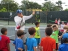 Uno de los miembros del Staff del evento cominicandose con los niños participantes a través de un altoparlante