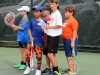 Staff junto a niños participantes