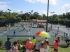 Niños participantes del evento jugando en cancha