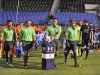 Uno de los referees tomando la pelota para iniciar el juego.
