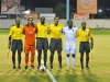 Jugadores de cada equipo junto a Árbitros
