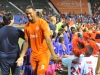 Jugadores del equipo PRFC saludando a niños  de pequeñas ligas