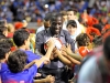 Jugadores  saludando a niños  de pequeñas ligas