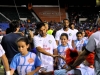 Jugadores del equipo NYCosmos saludando a niños  de pequeñas ligas