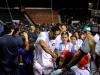 Jugadores del equipo NYCosmos saludando a niños  de pequeñas ligas