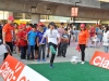 Espectadores participados de los juegos en las afueras del Estadio