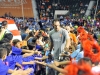 Jugadores del equipo PRFC saludando a niños  de pequeñas ligas