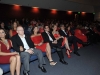 Visitantes sentados en el teatro