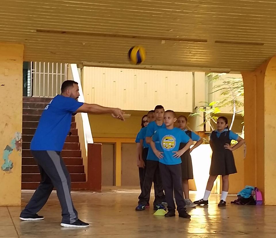 Lider junto a grupo de estudiantes partícipes del Taller de volleybal