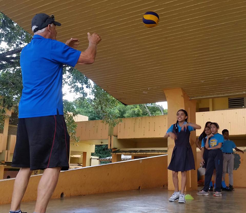 Lider junto a grupo de estudiantes partícipes del Taller de volleybal