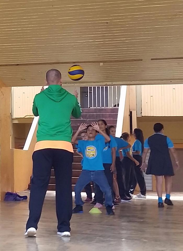Maestro junto a grupo de estudiantes partícipes del Taller de volleybal
