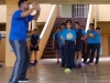 Lideres demostrandole a los estudiates el manejo del balón