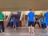 Lideres y maestros demostrandole a los estudiates el manejo del balón