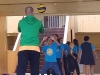 Maestro junto a grupo de estudiantes partícipes del Taller de volleybal