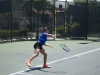 Joven tenista en acción