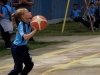 niña lanzando el balón