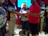 Gibran Feliciano entrega premio a Roberto Rosario