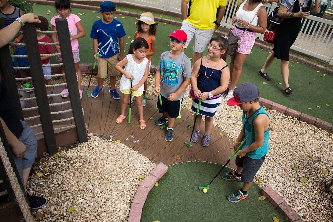 Niños participando en el Torneo de Mini Golf