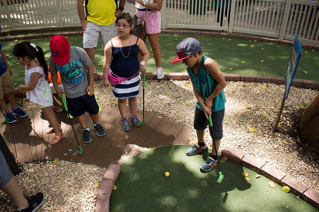 Niños participando del Torneo de Mini Golf