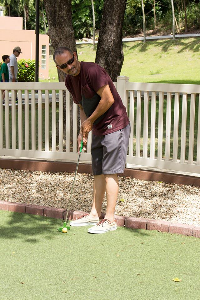 Señor jugando Mini Golf