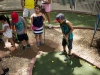 Niños participando del Torneo de Mini Golf