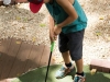 Niño jugando Mini Golf