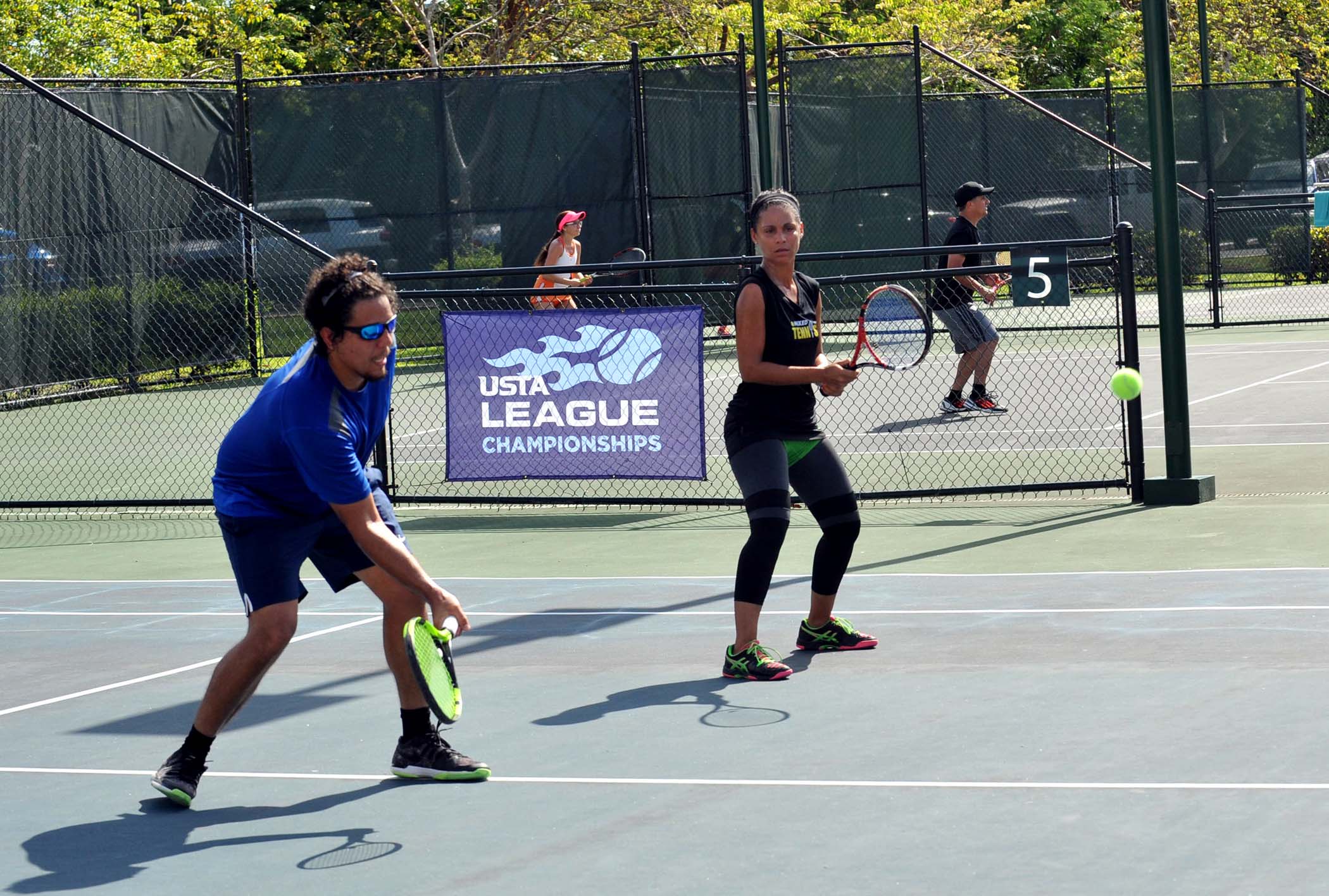 Parejas doble tenis en Seccional de las Ligas de Tenis para Adultos en el Centro de Tenis Honda