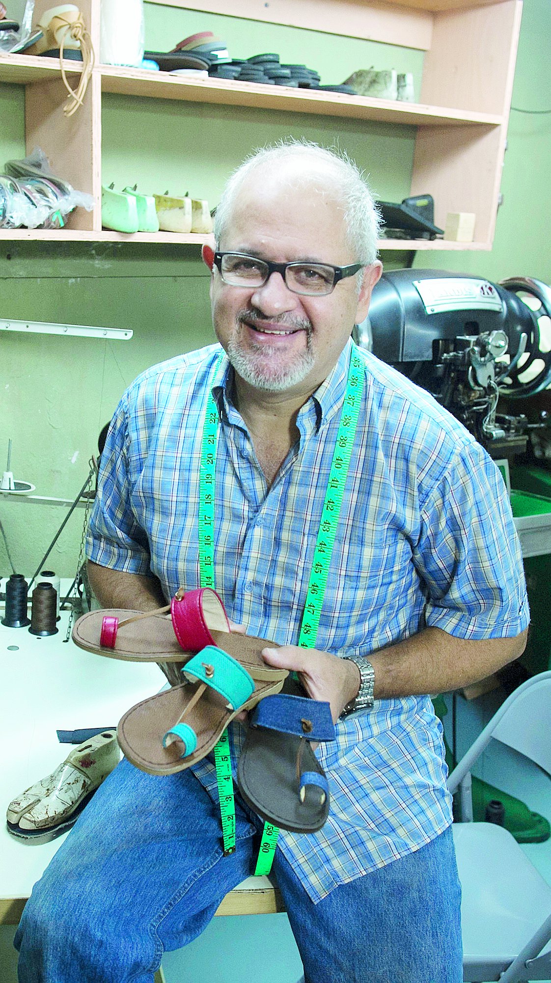Carlos Torres, propietario de la Zapatería Celet, en Bayamón, honra su oficio con la creación de piezas artesanales.