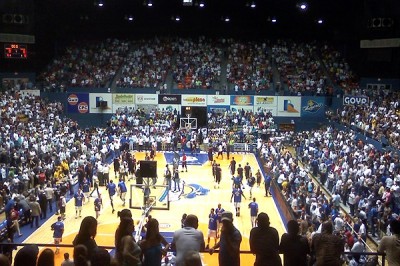 Fanaticos de los Vaqueros en el Coliseo Ruben Rodríguez