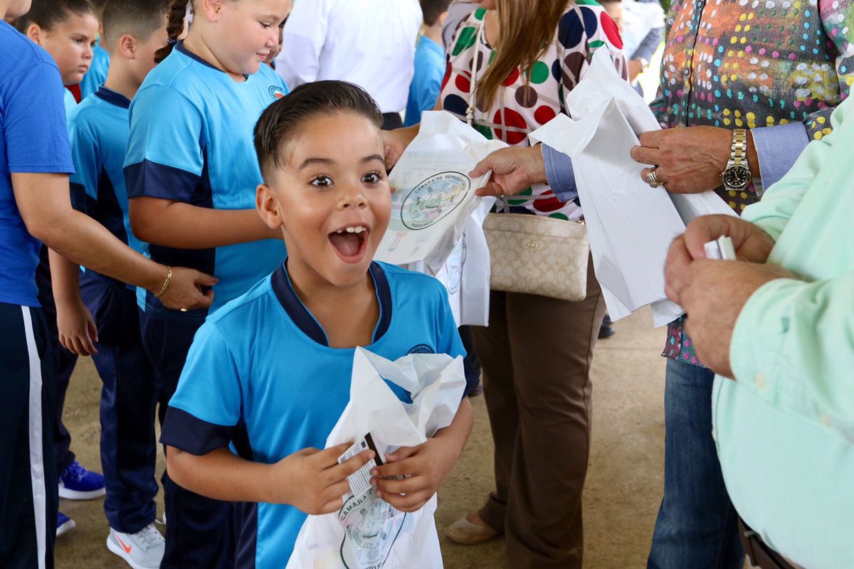 Niño de la Escuela Dolores Álvarez recibiendo su regalo