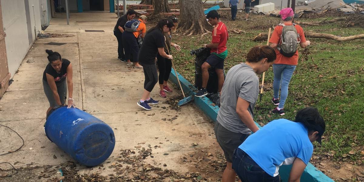 Voluntarios en el recinto de Bayamón de la Universidad de Puerto Rico