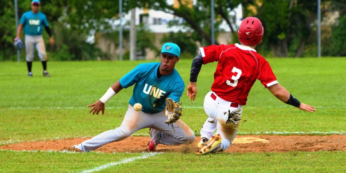 Dos Equipos no Conocen la Derrota en el Béisbol Universitario