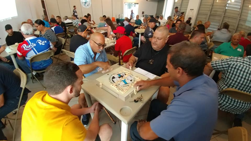 Personas jugando domino en el Torneo Entre Amigos