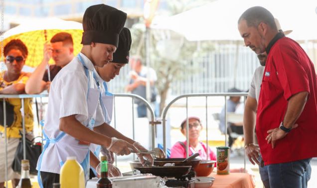 Estudiantes de Escuela Superior se Enfrentan en Competencia Culinaria en la Goya en Bayamón