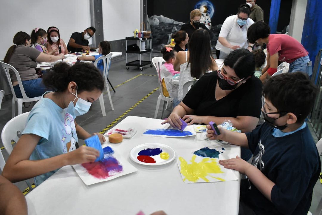 ¡Un comienzo de año colorido en el MAB! En la tarde de hoy experimentamos con el arte de pintar con esponjas. Nuestros pequeños artistas crearon pinturas abstractas mezclando los colores primarios. ¡Pendiente a nuestras próximas actividades!