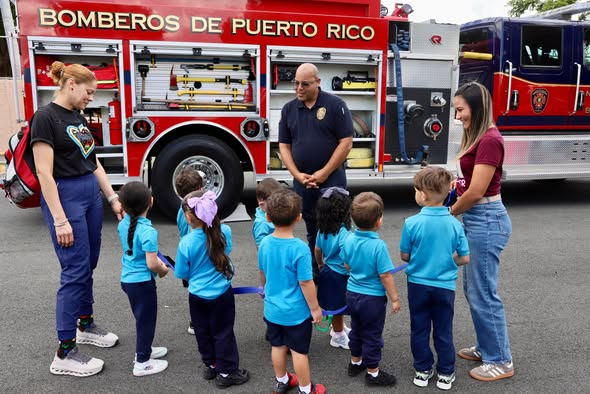 bomberos en feria de salud